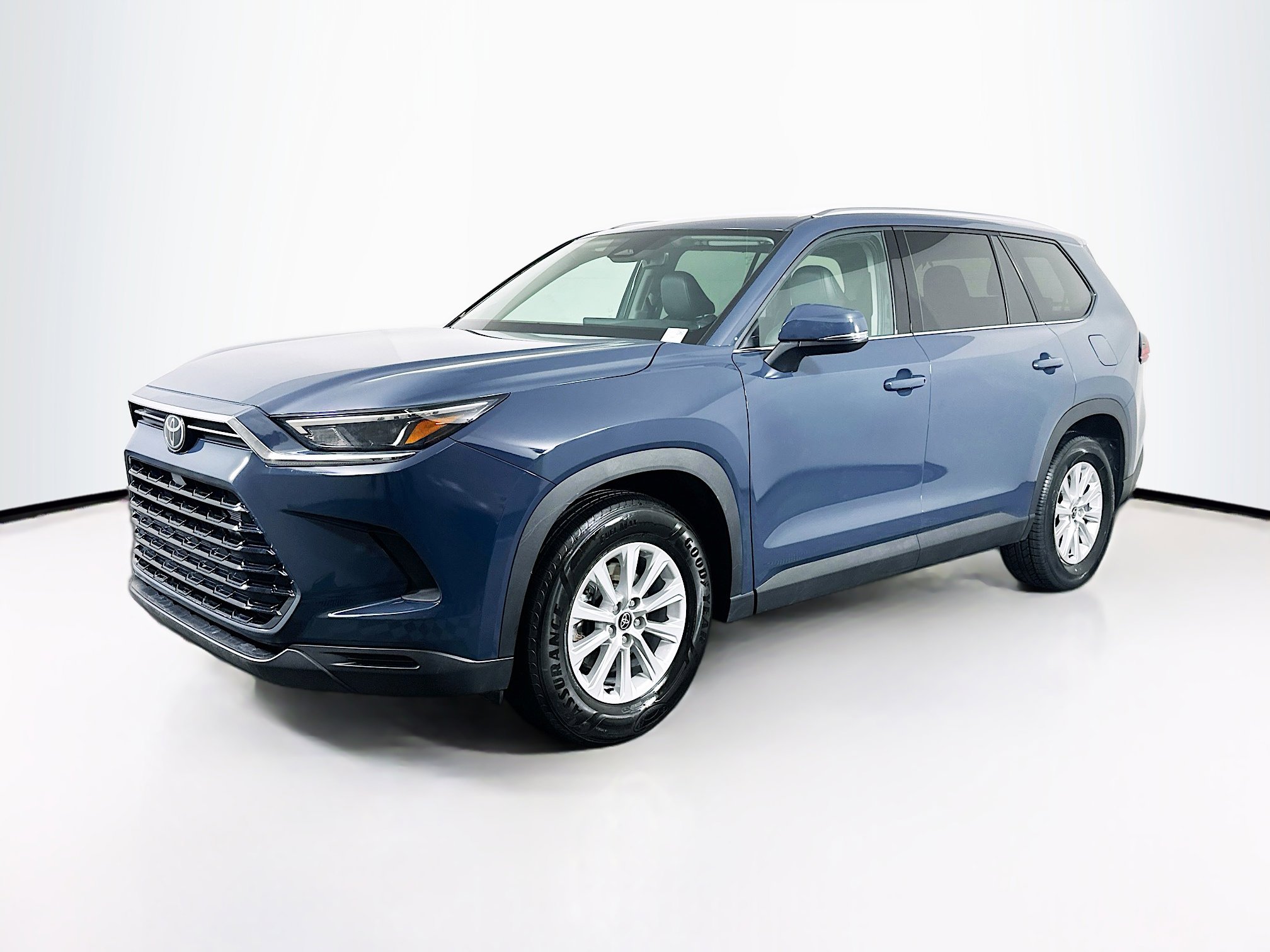 Used 2025 Toyota Grand Highlander XLE image 3