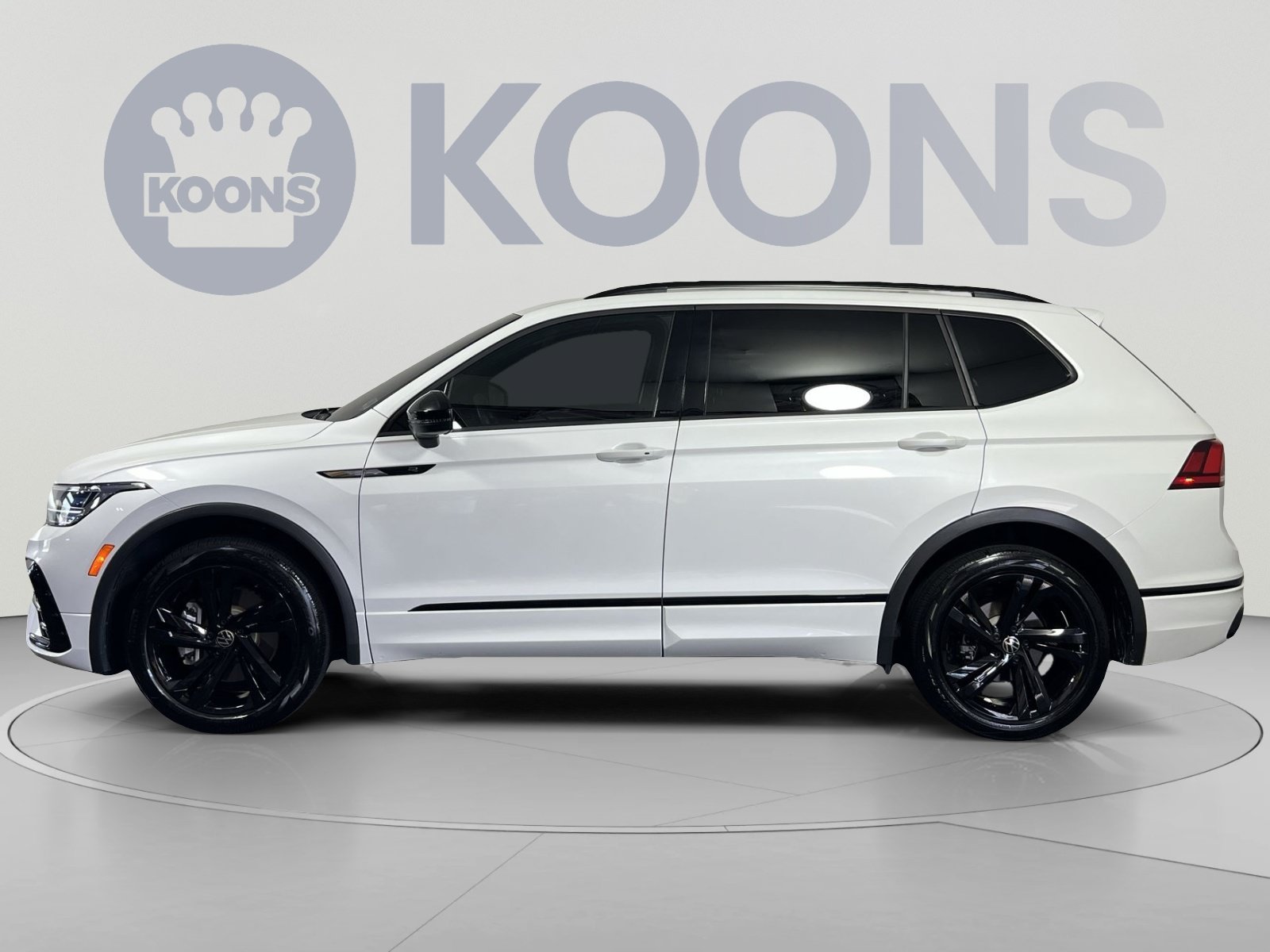 Used 2024 Volkswagen Tiguan SE R-Line FWD image 2