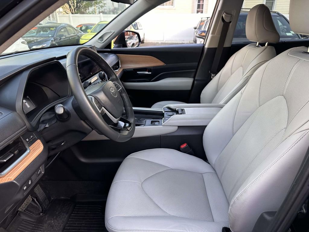 Used 2024 Toyota Grand Highlander AWD image 13