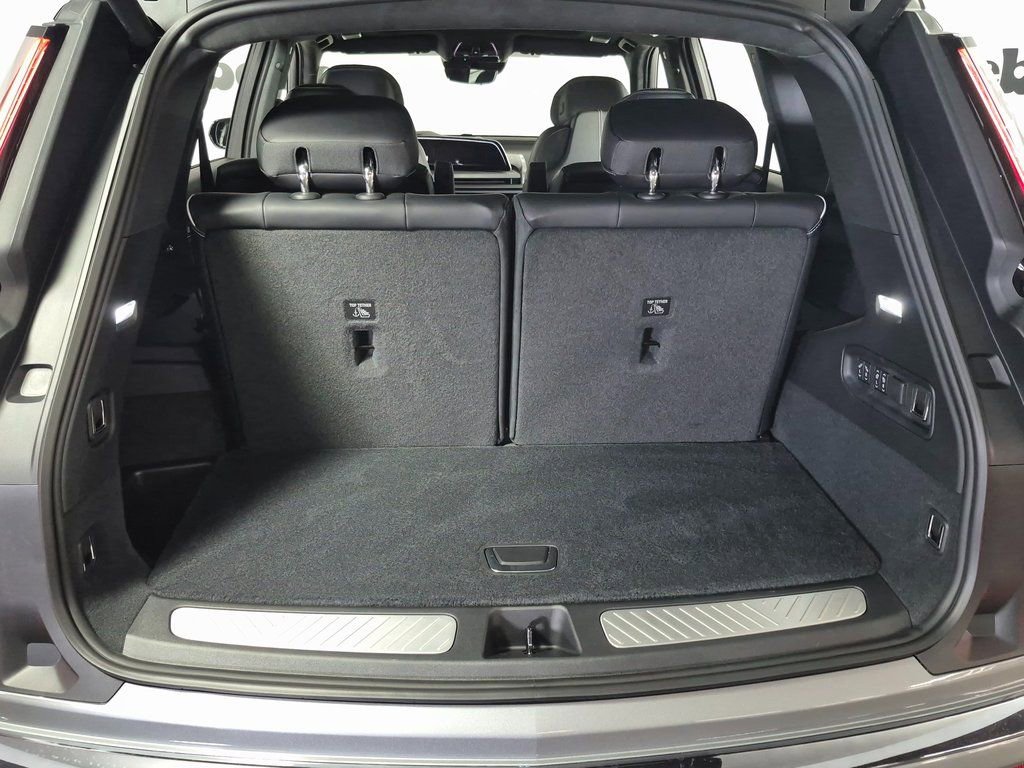 New 2026 Cadillac Vistiq Platinum w/ LPO, Floor Liner Package image 9