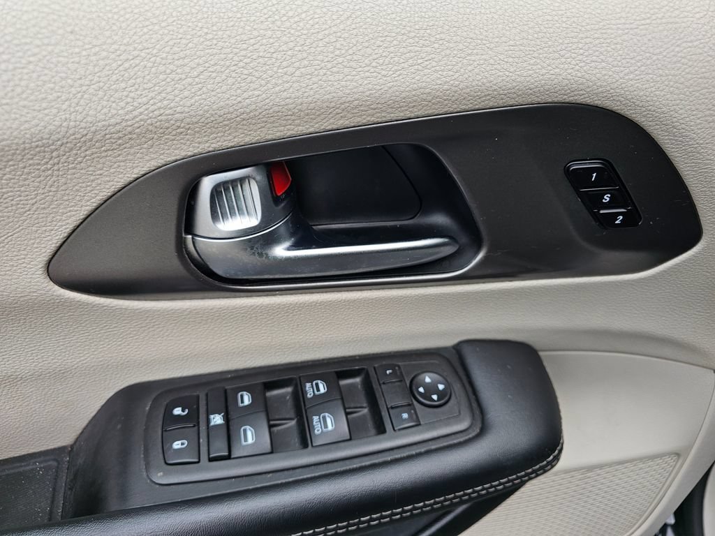 Used 2023 Chrysler Pacifica Touring-L FWD image 23