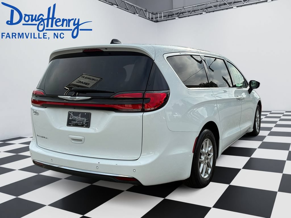 Used 2024 Chrysler Pacifica Touring-L FWD image 5