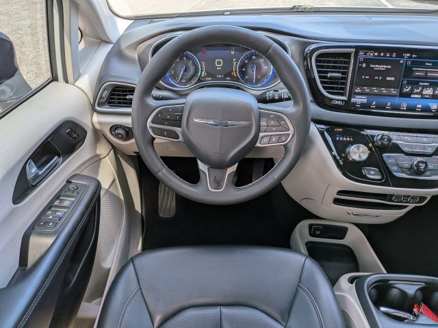 Used 2024 Chrysler Pacifica Touring-L FWD image 17