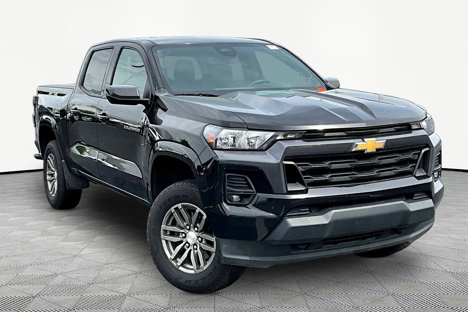Used 2023 Chevrolet Colorado LT w/ LT Convenience Package AWD/4WD image 3