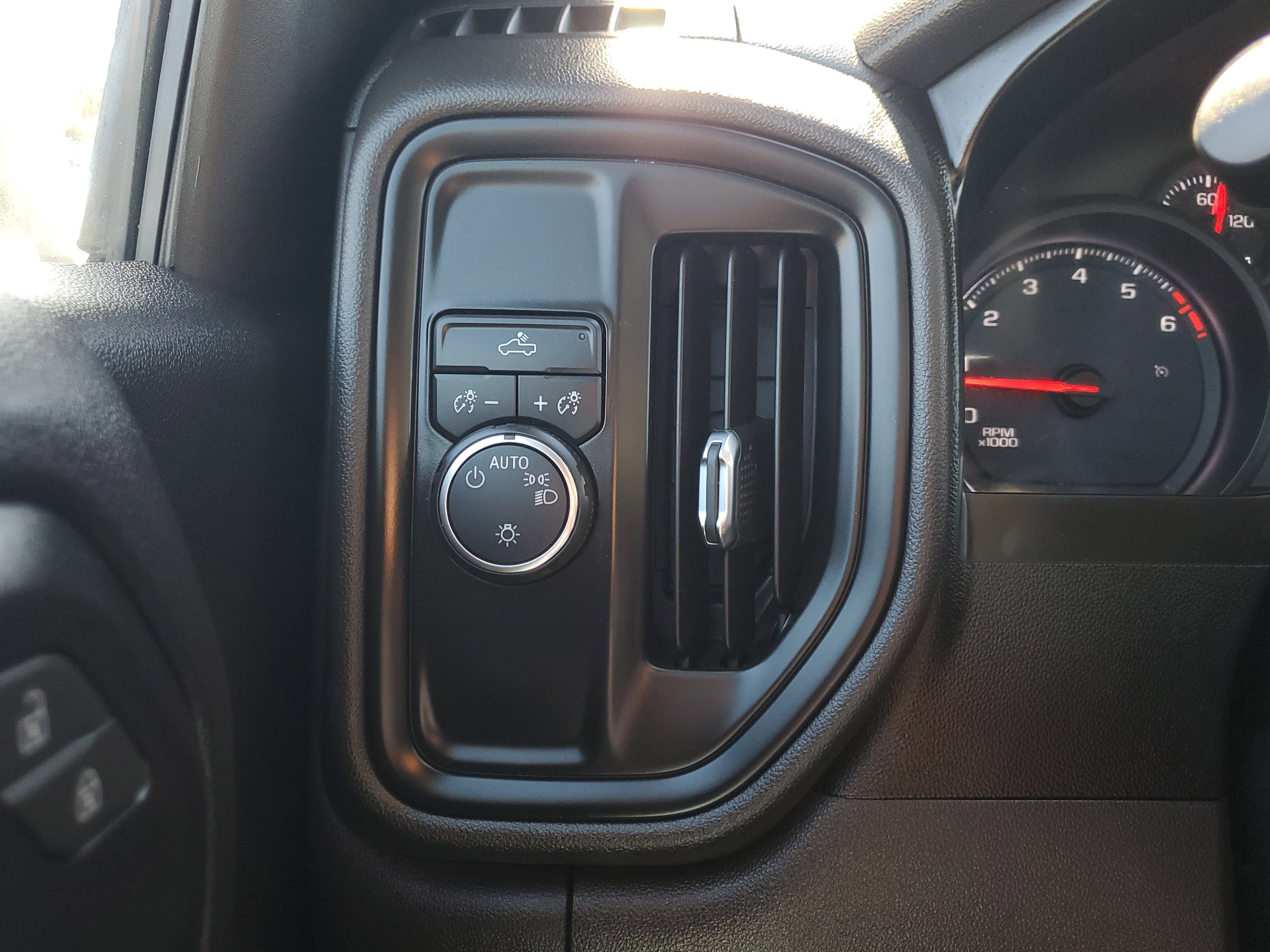 Used 2020 Chevrolet Silverado 1500 Custom w/ Custom Value Package image 28