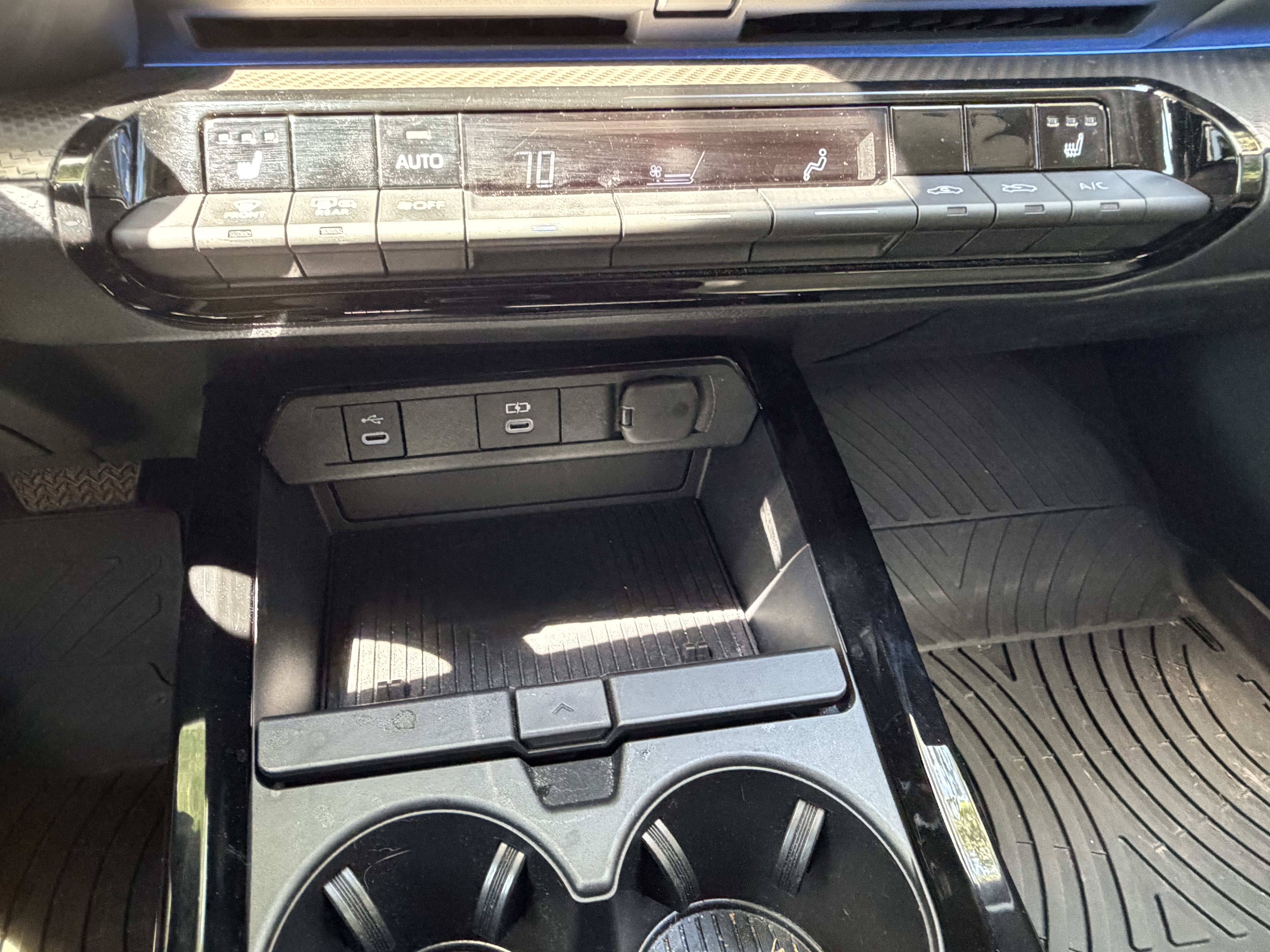 Used 2024 Toyota Prius XLE FWD image 27