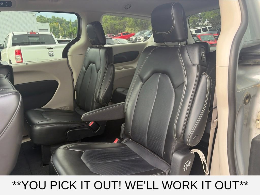 Used 2023 Chrysler Pacifica Touring-L FWD image 10