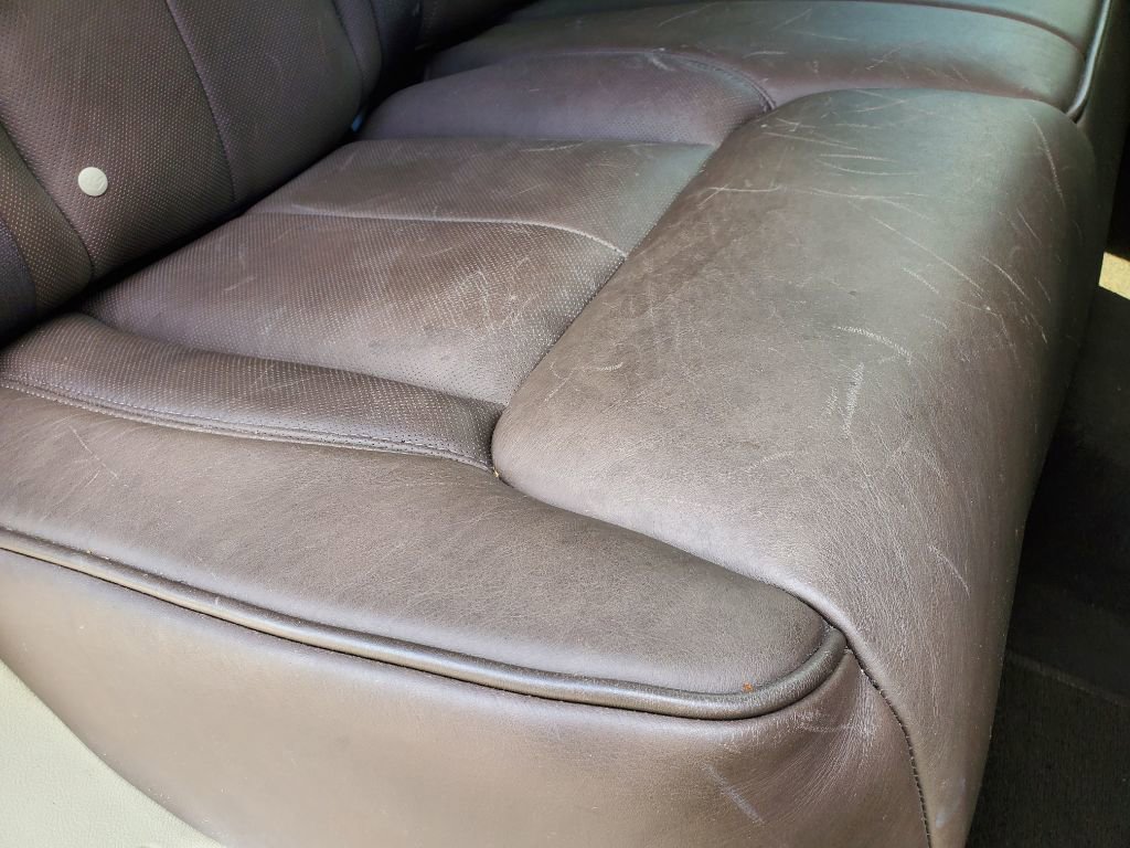 Used 2010 Cadillac DTS Platinum image 35