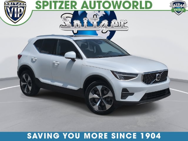 Used 2024 Volvo XC40 B5 Core AWD/4WD image 1