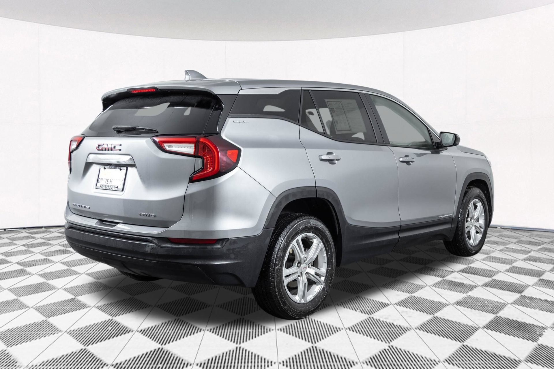 Used 2024 GMC Terrain SLE AWD/4WD image 17
