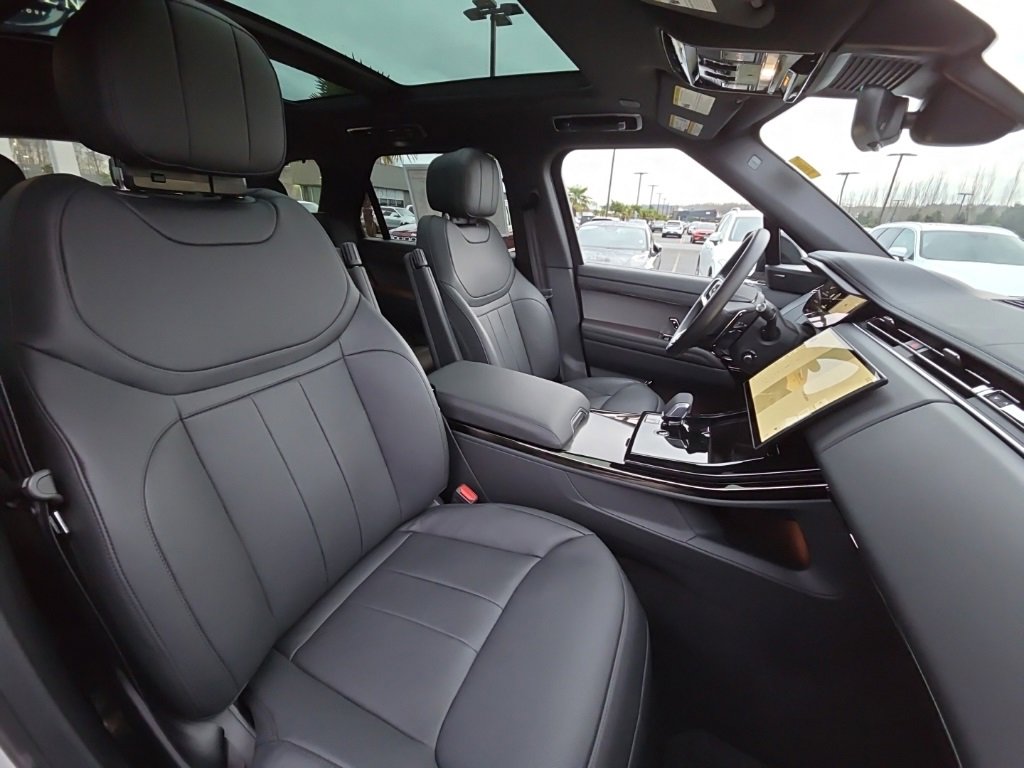 Used 2025 Land Rover Range Rover Sport SE image 21