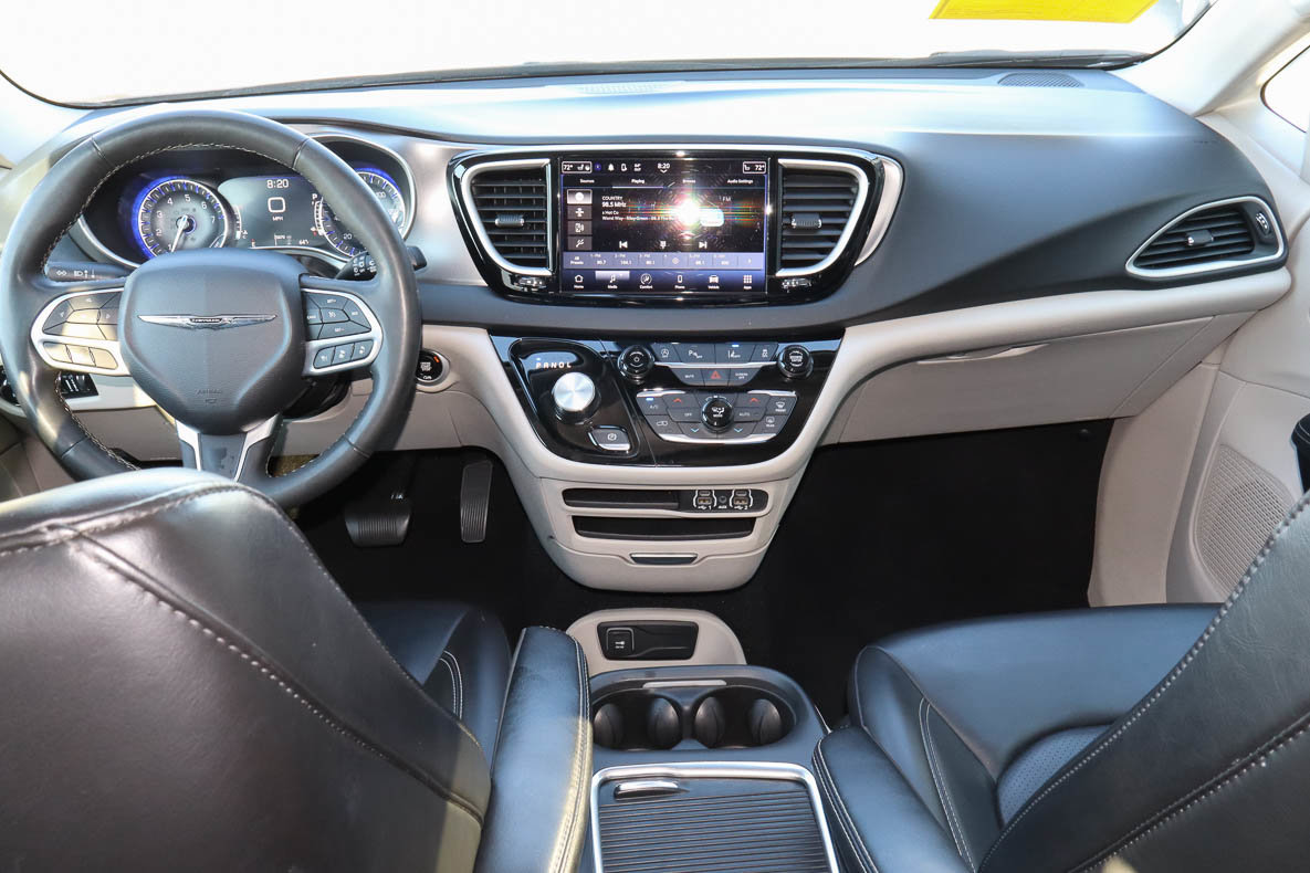 Used 2023 Chrysler Pacifica Touring-L FWD image 11