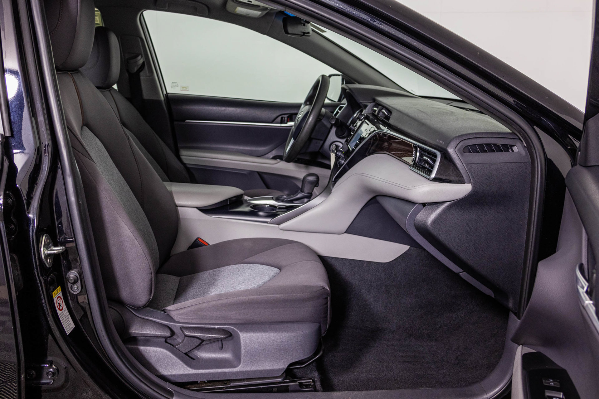 Used 2018 Toyota Camry LE FWD image 43