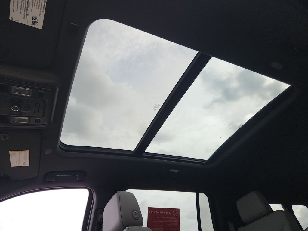 Used 2023 GMC Yukon XL SLT w/ SLT Premium Package image 17