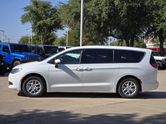 Certified 2023 Chrysler Voyager LX FWD image 4