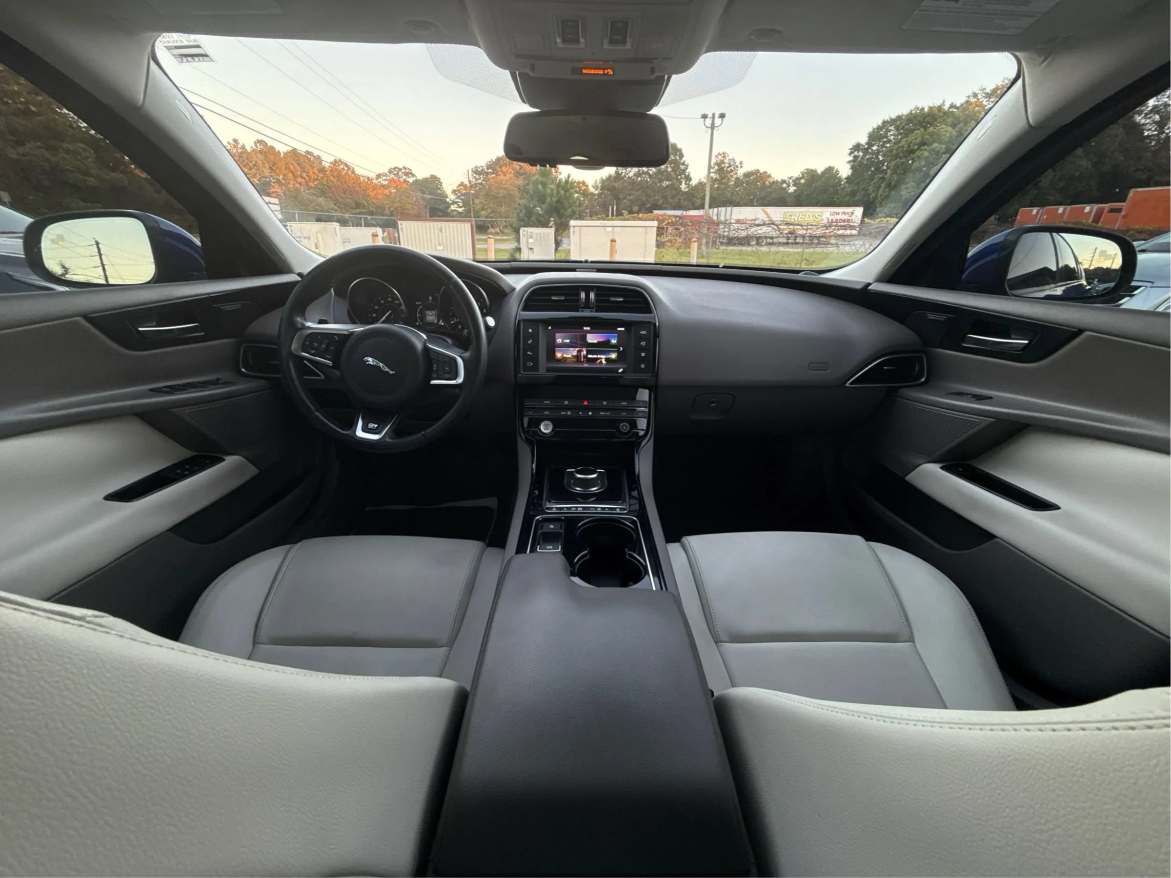 Used 2017 Jaguar XE Premium RWD image 32