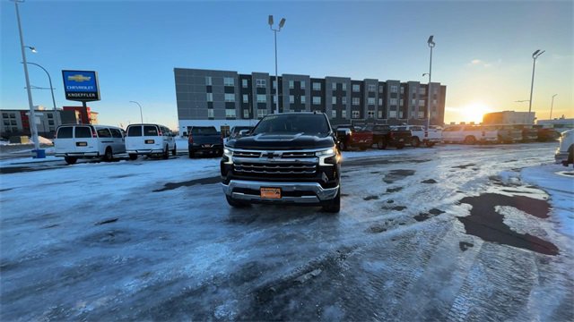 Used 2023 Chevrolet Silverado 1500 LTZ image 3