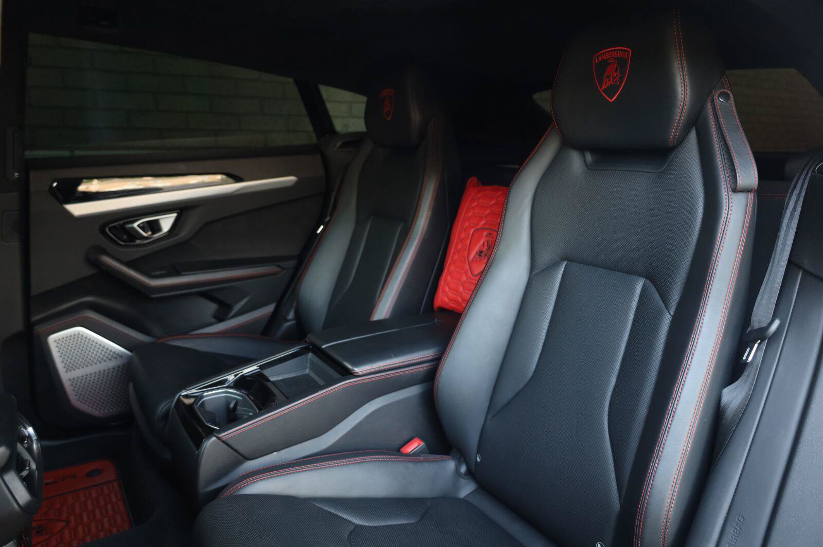 Used 2019 Lamborghini Urus AWD/4WD image 27