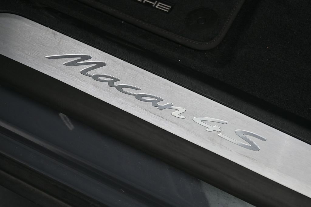 Certified 2025 Porsche Macan 4S Electric AWD/4WD image 25