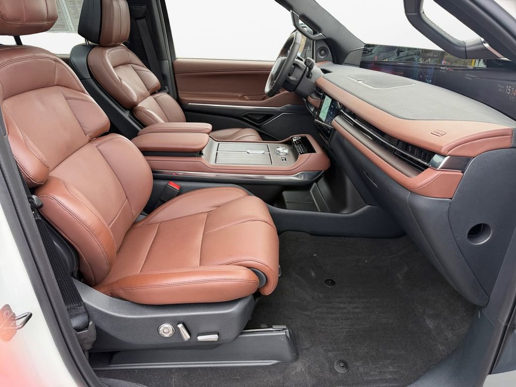 Used 2025 Lincoln Navigator L Reserve image 9