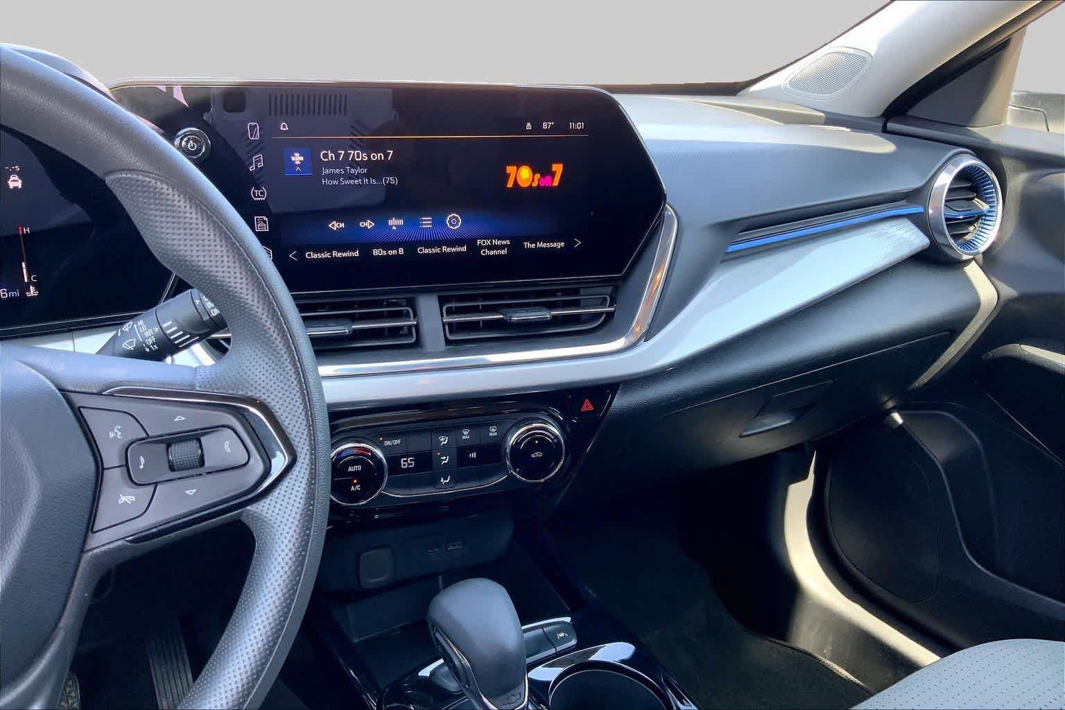 Used 2025 Chevrolet Trax LT FWD image 7