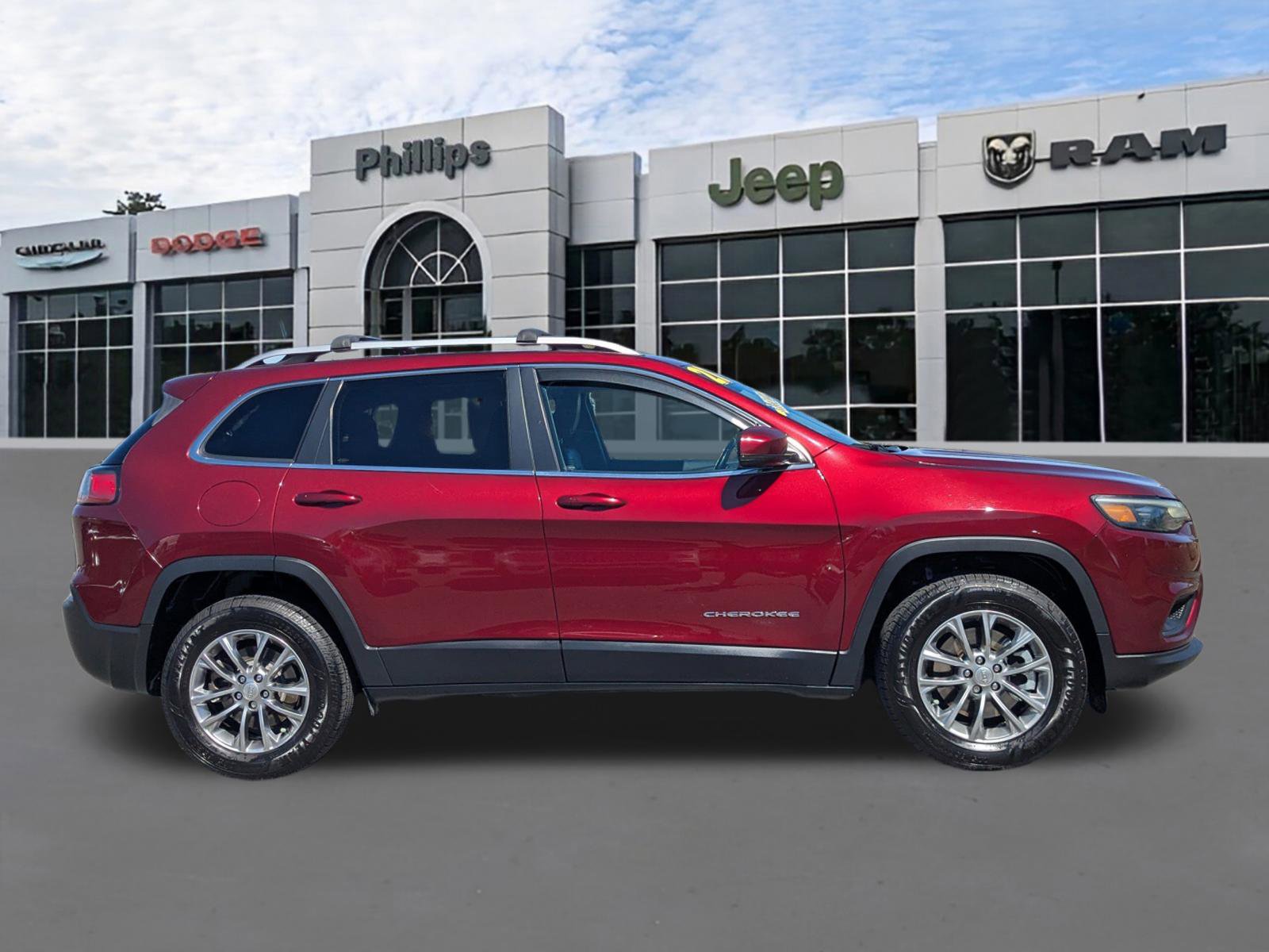 Used 2021 Jeep Cherokee Latitude Plus image 2