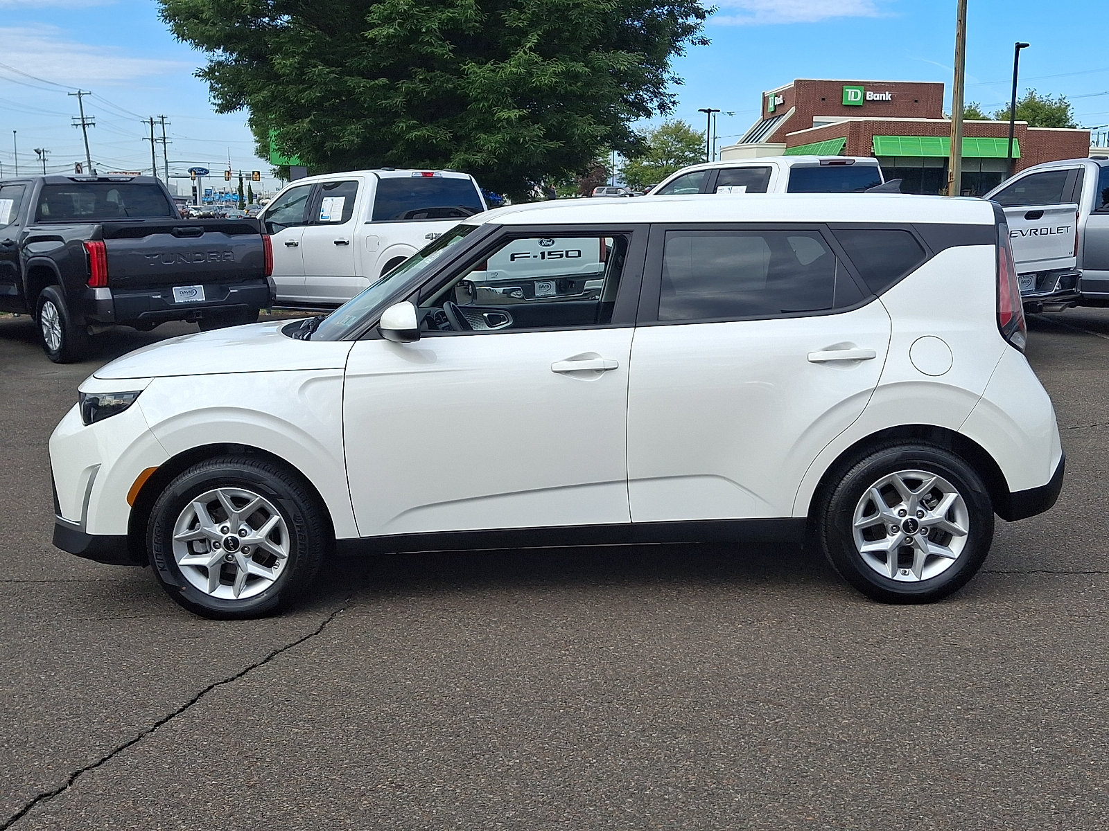 Used 2024 Kia Soul LX w/ LX Technology Package FWD image 7