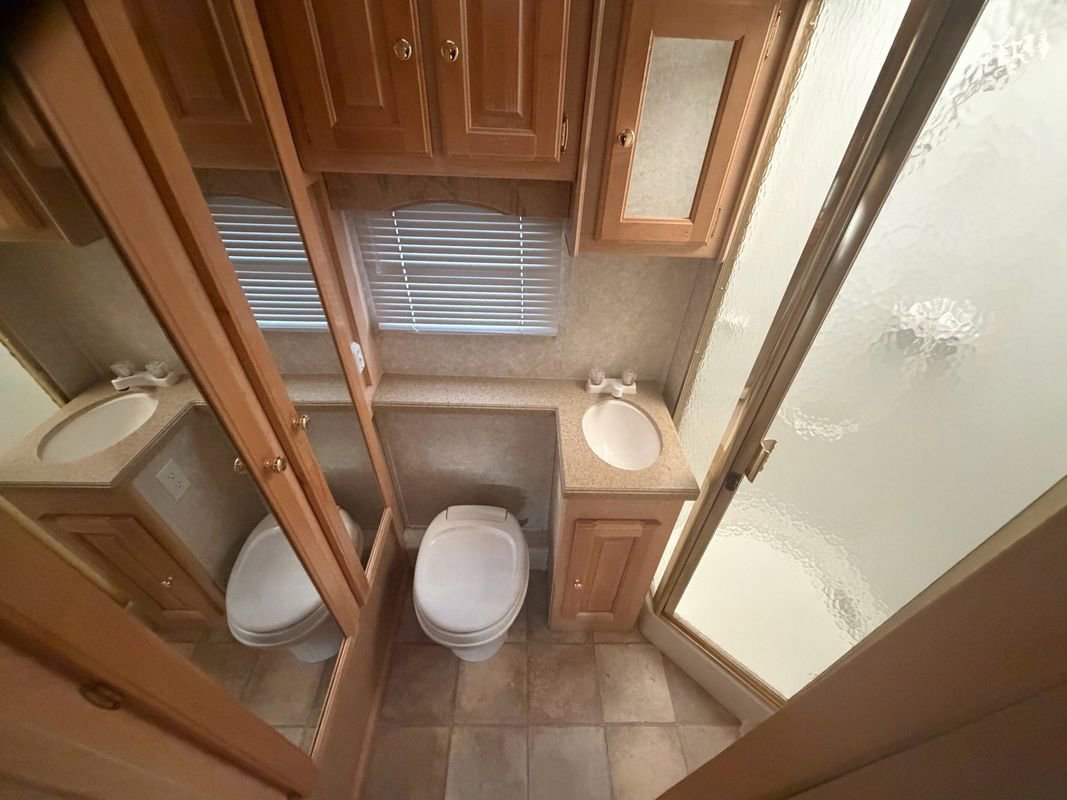 Used 2006 Ford E-350 and Econoline 350 Super Duty image 24