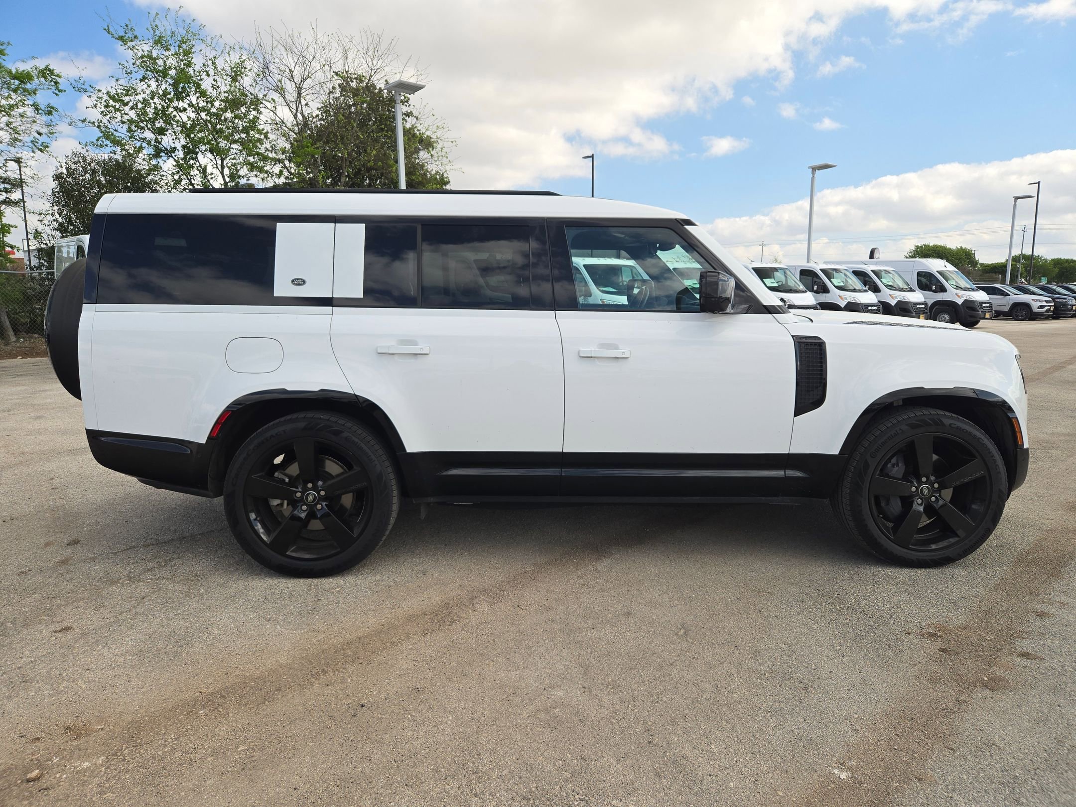 Used 2024 Land Rover Defender 130 X-Dynamic SE image 2