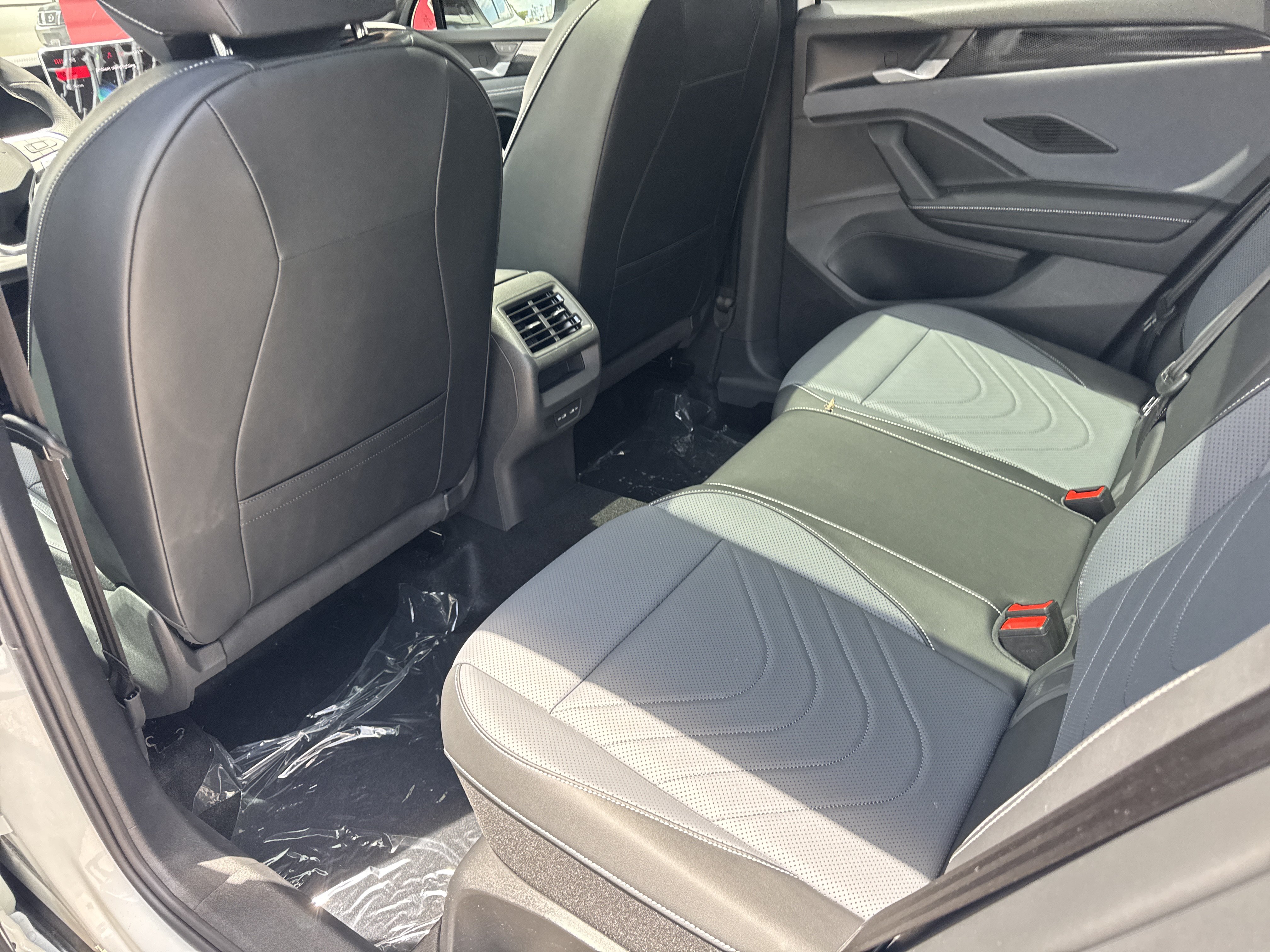 New 2026 Volkswagen Tiguan SE R-Line FWD image 20
