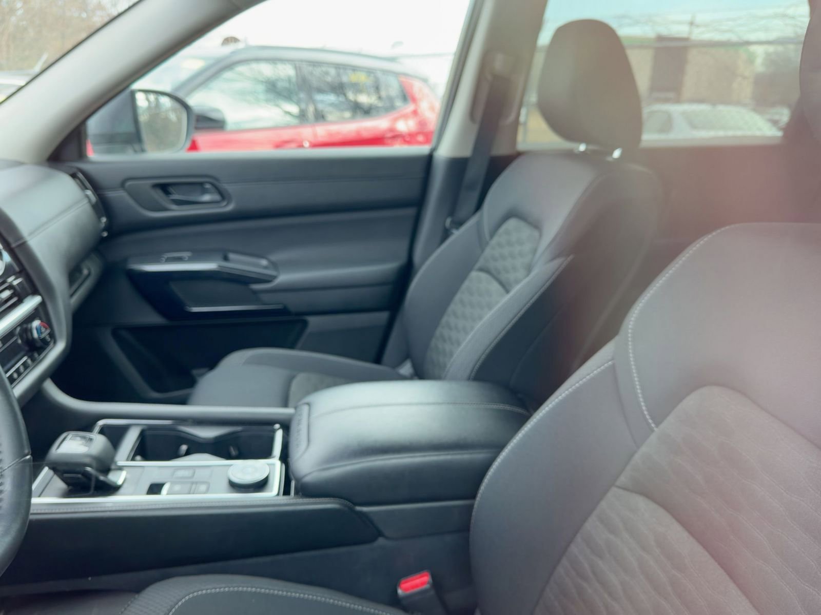 Used 2025 Nissan Pathfinder SV image 7