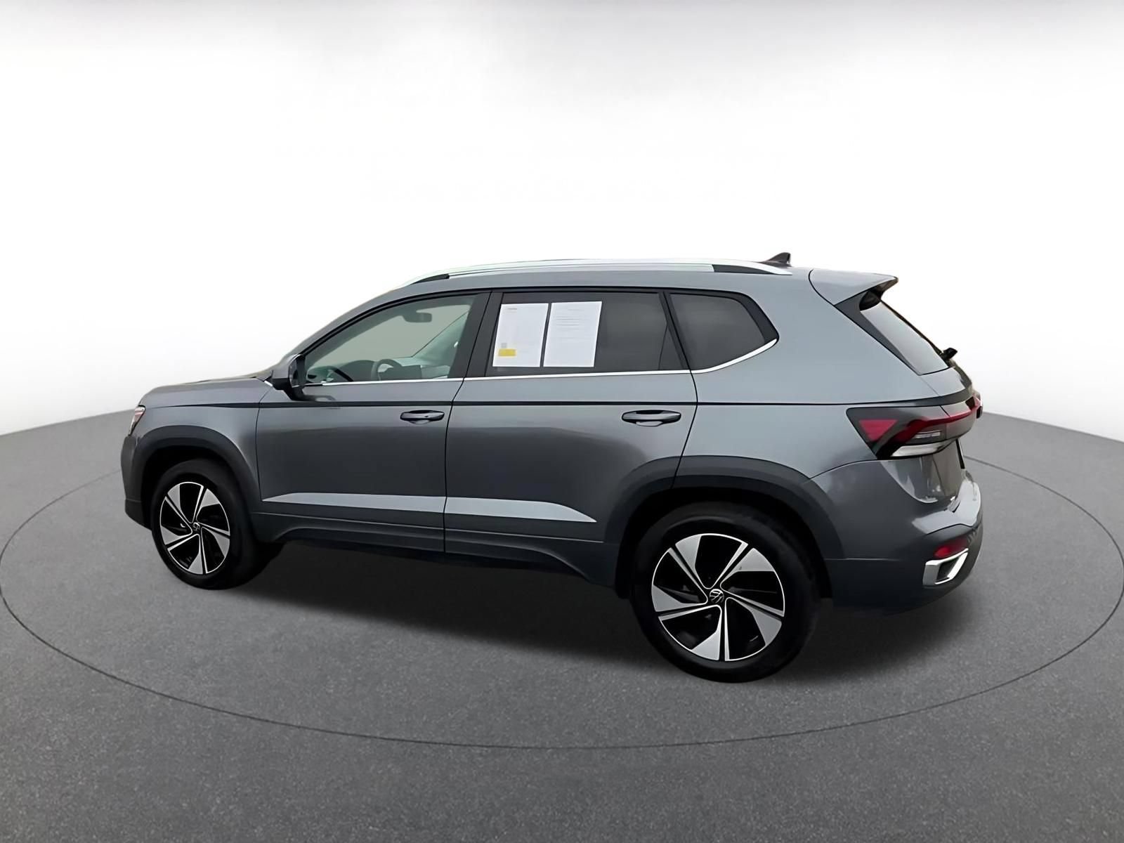 Used 2026 Volkswagen Taos SE AWD/4WD image 8