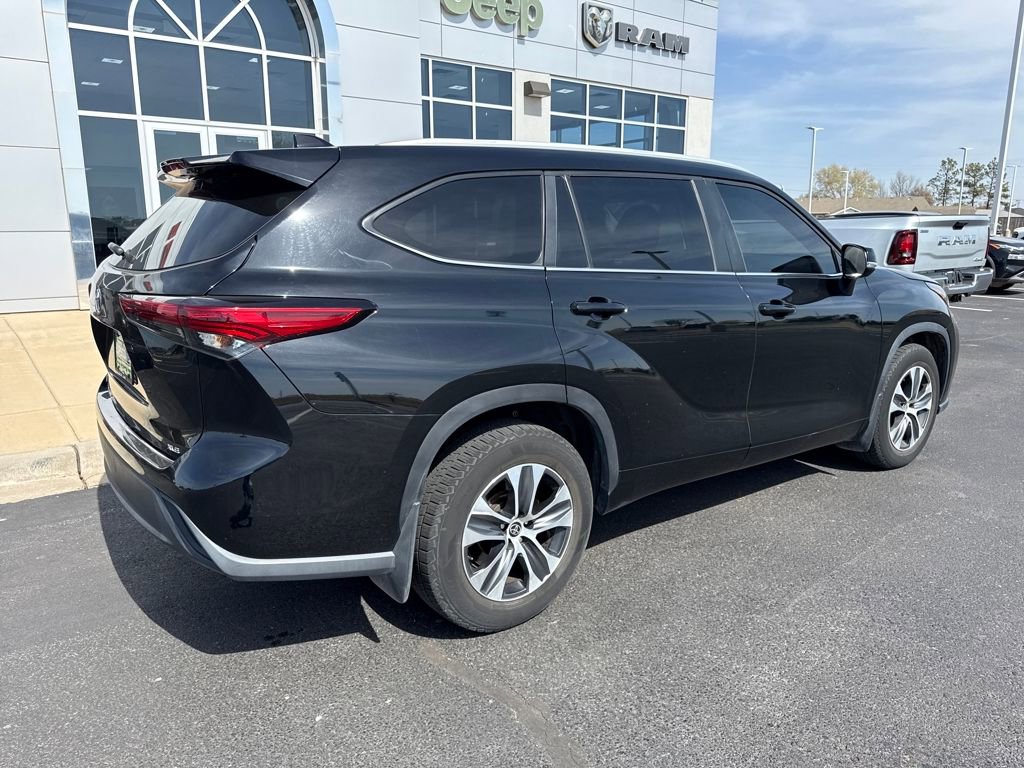 Used 2023 Toyota Highlander XLE FWD image 4