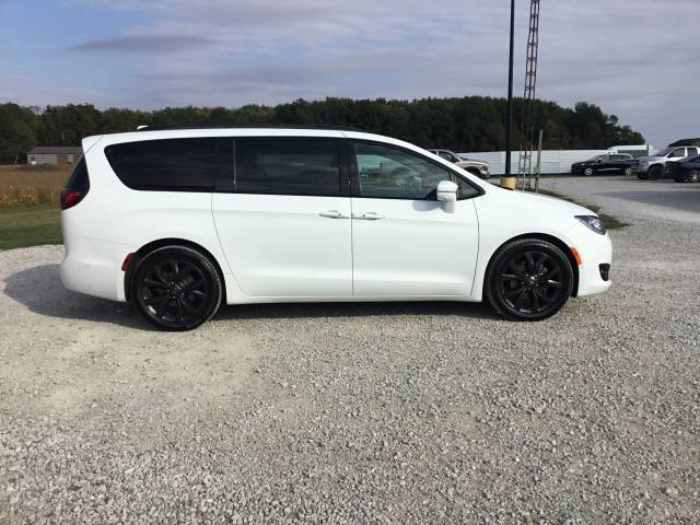 Used 2018 Chrysler Pacifica Limited w/ Advanced Safetytec Group image 2