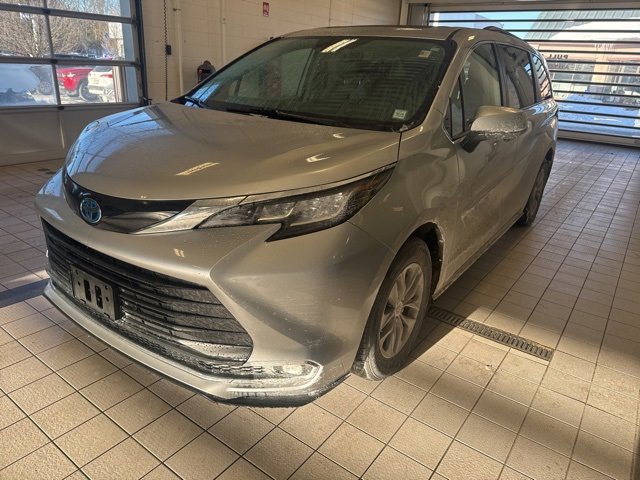 Used 2023 Toyota Sienna XLE image 2