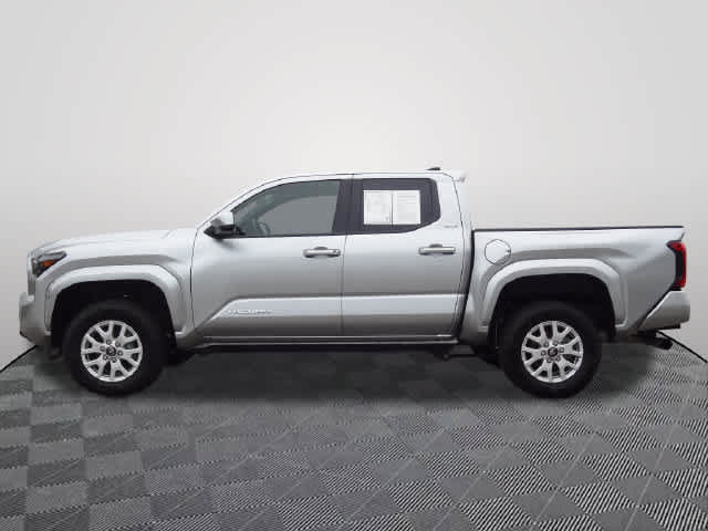 Used 2025 Toyota Tacoma SR5 AWD/4WD image 2