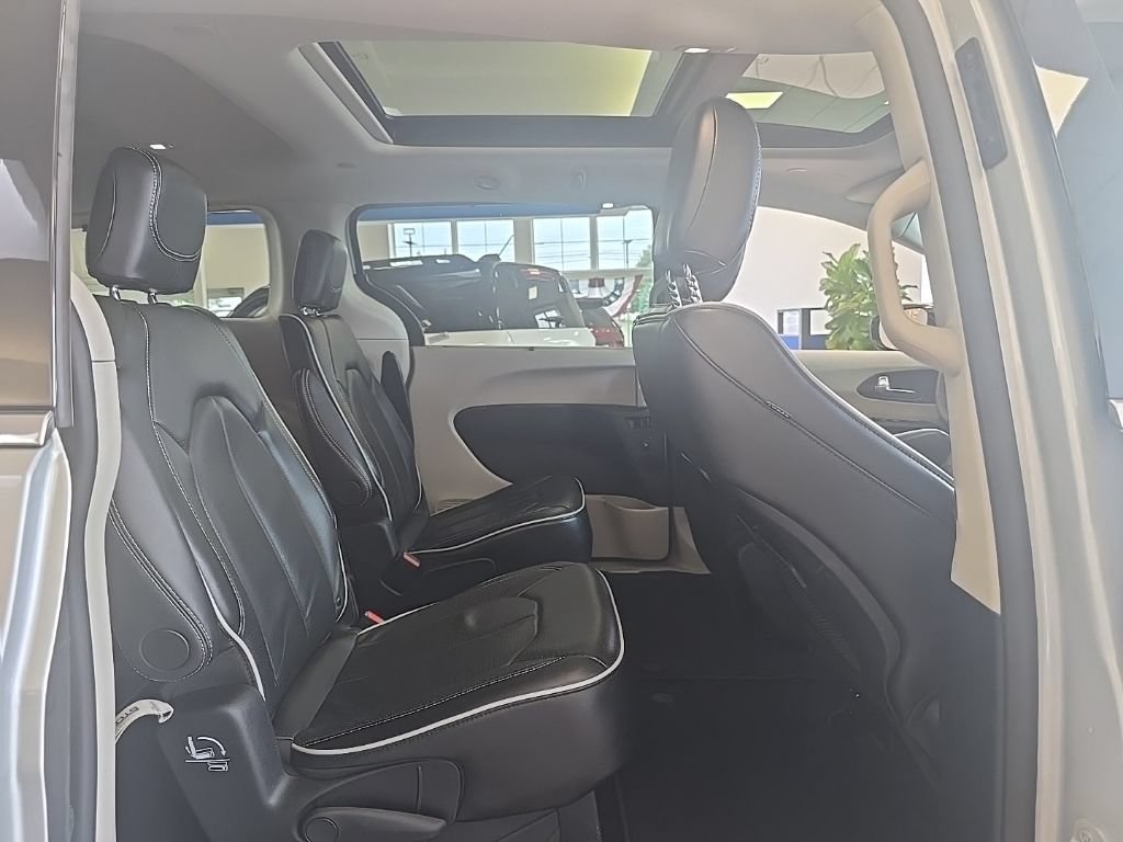 Used 2024 Chrysler Pacifica Limited FWD image 41