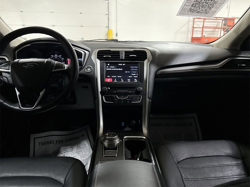 Used 2017 Ford Fusion SE w/ Fusion SE Technology Package image 10