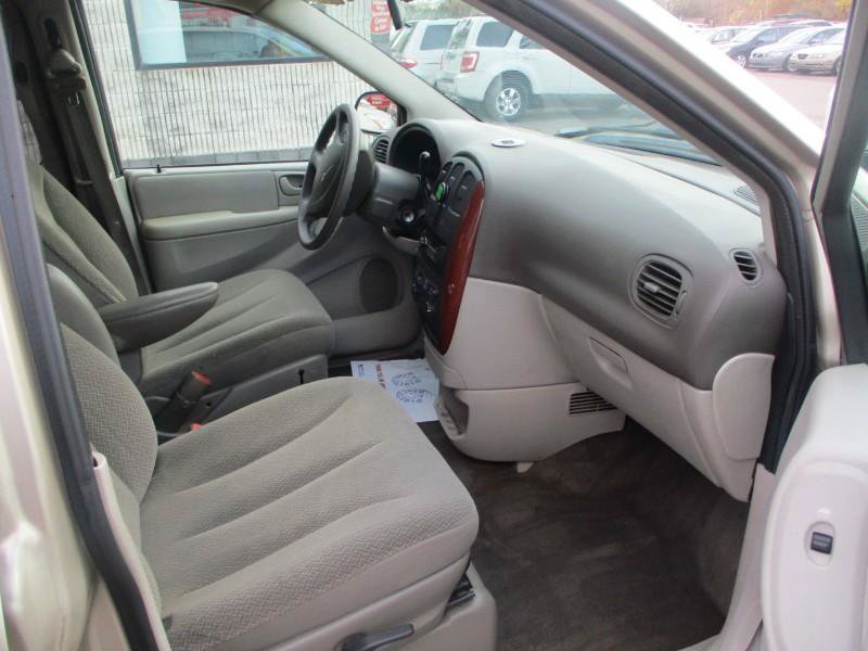 Used 2005 Chrysler Town & Country w/ Popular Equipment Group I FWD image 6