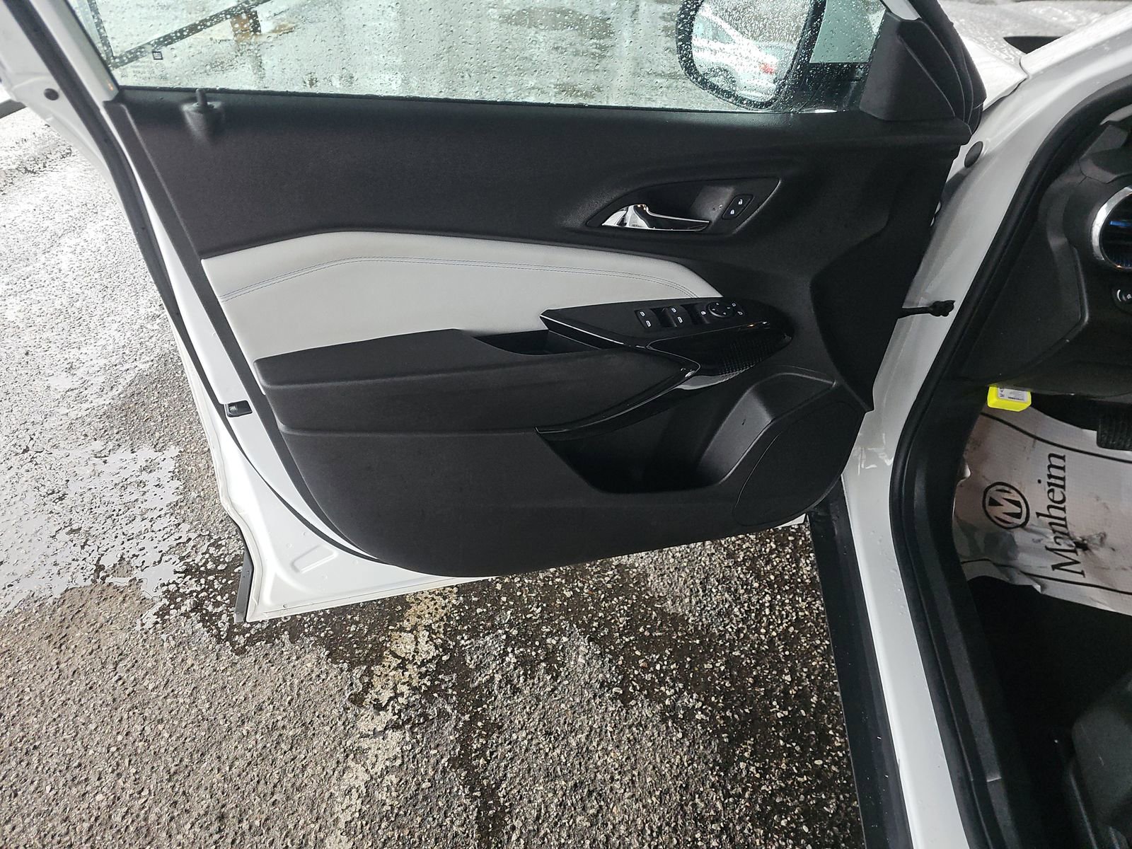 Used 2025 Chevrolet Trax LT w/ LT Convenience Package image 16