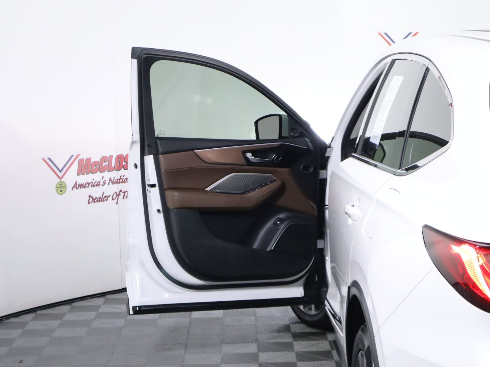 Used 2023 Acura MDX SH-AWD w/ Technology Package image 17