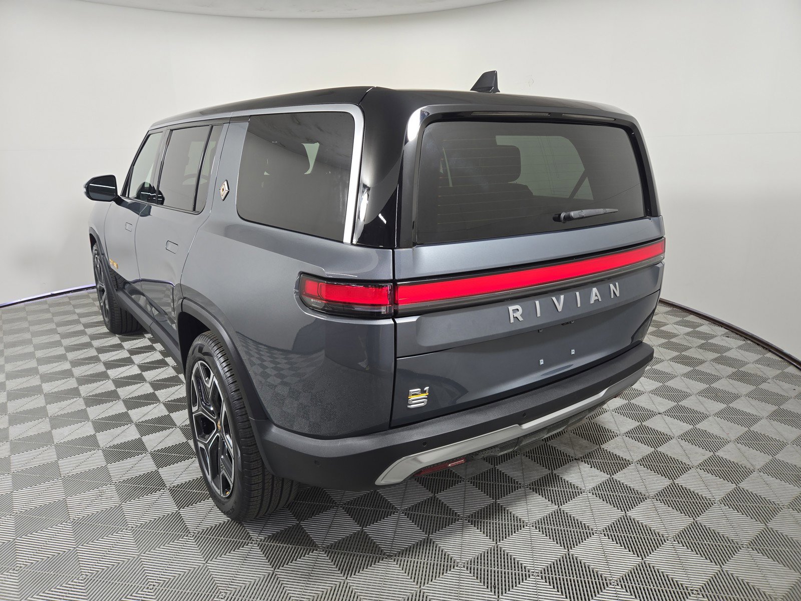 Used 2024 Rivian R1S Adventure AWD/4WD image 3