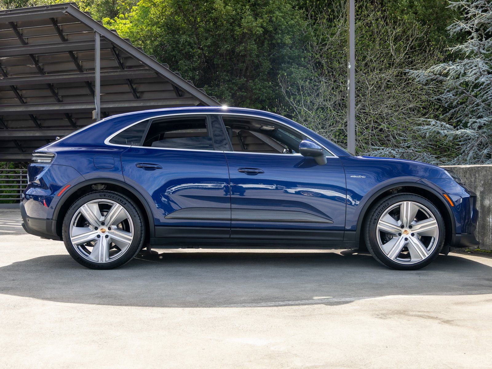 Certified 2025 Porsche Macan 4 Electric AWD/4WD image 12