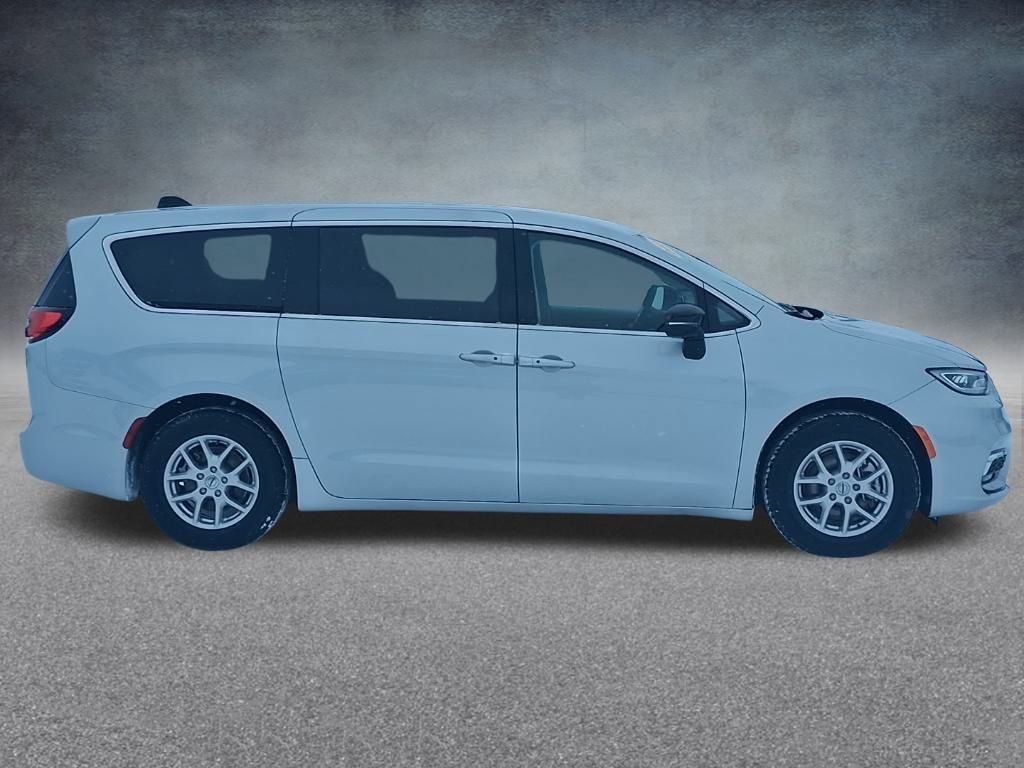 Used 2024 Chrysler Pacifica Touring-L image 5