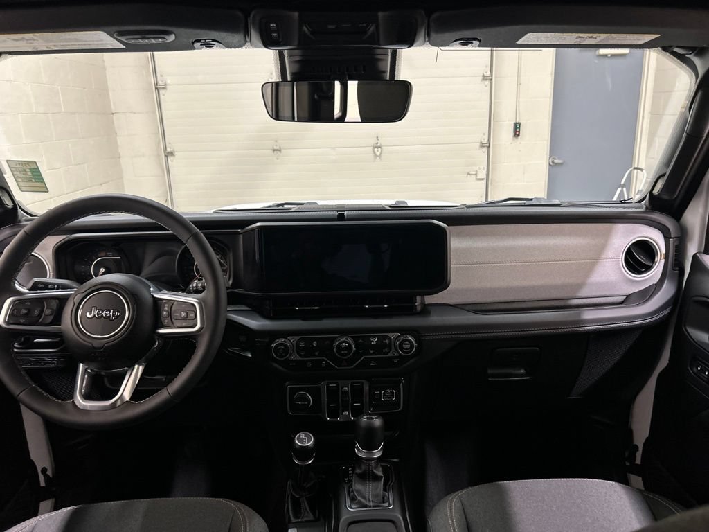 Used 2025 Jeep Wrangler Unlimited Sahara w/ Technology Group AWD/4WD image 17