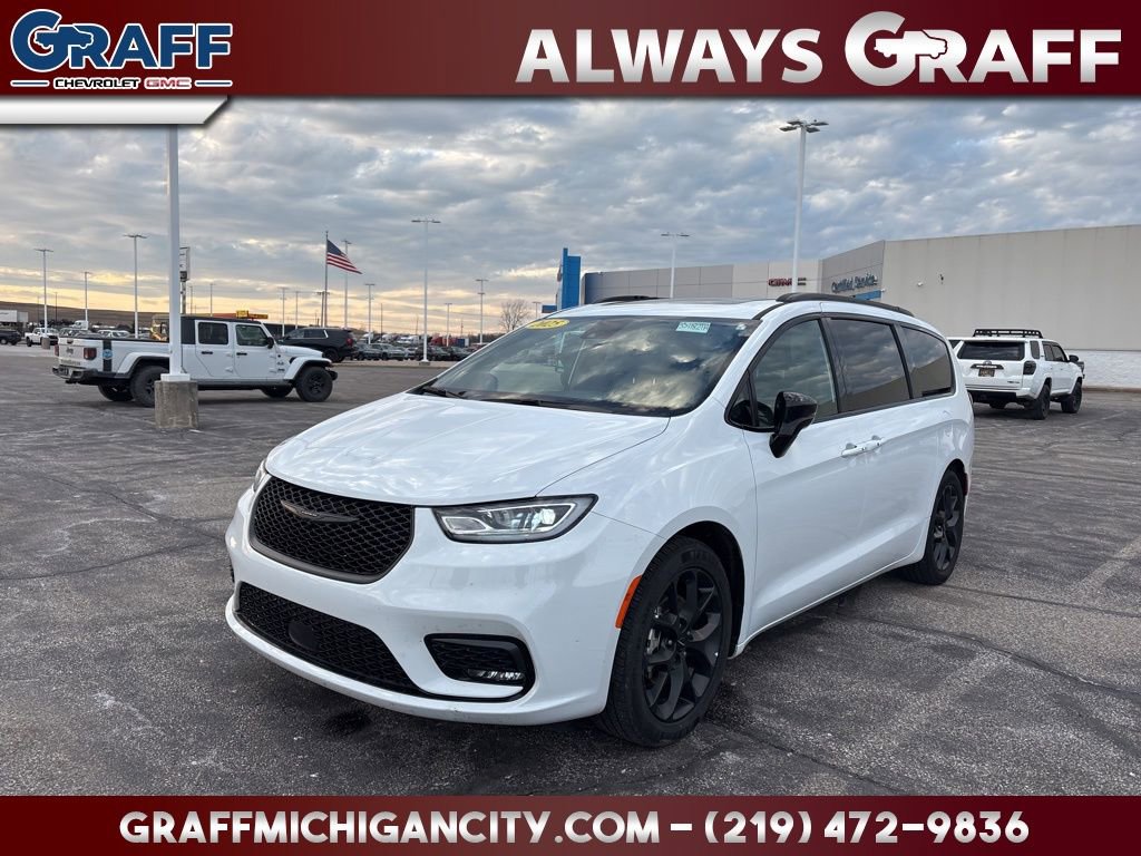 Used 2025 Chrysler Pacifica Limited image 1