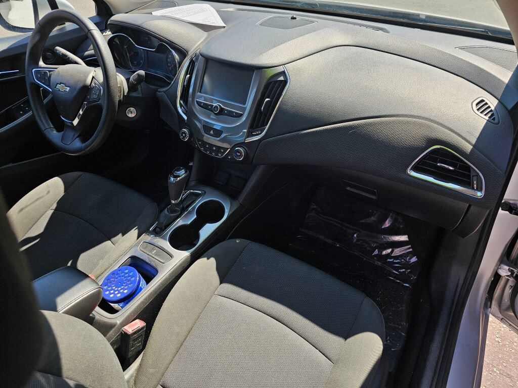 Used 2017 Chevrolet Cruze LT FWD image 10