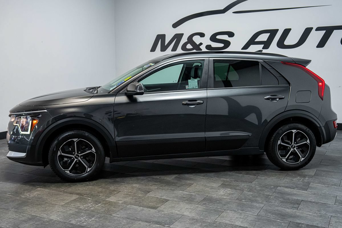 Used 2024 Kia Niro EX FWD image 3