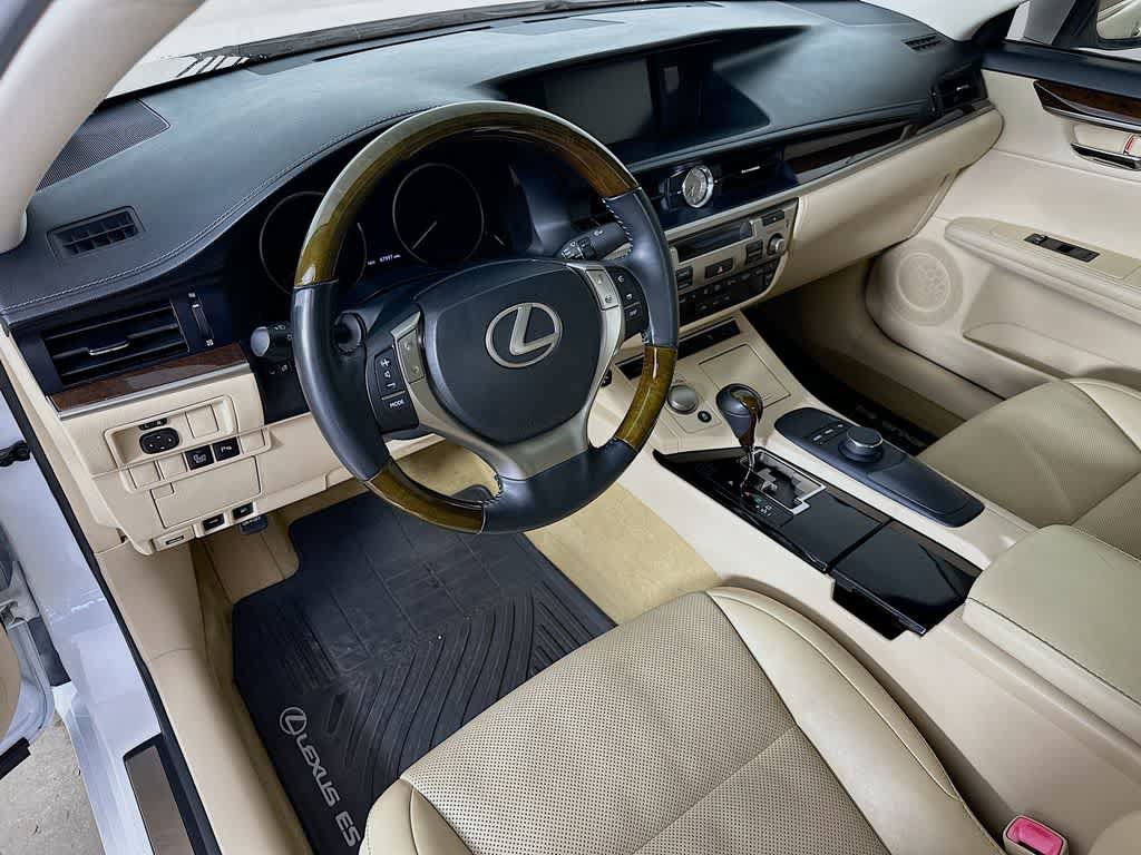 Used 2015 Lexus ES 350 w/ Premium Package FWD image 2
