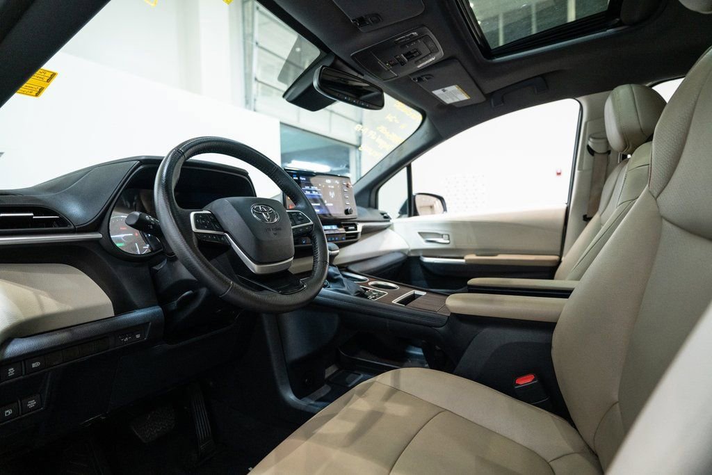 Used 2024 Toyota Sienna XLE image 4